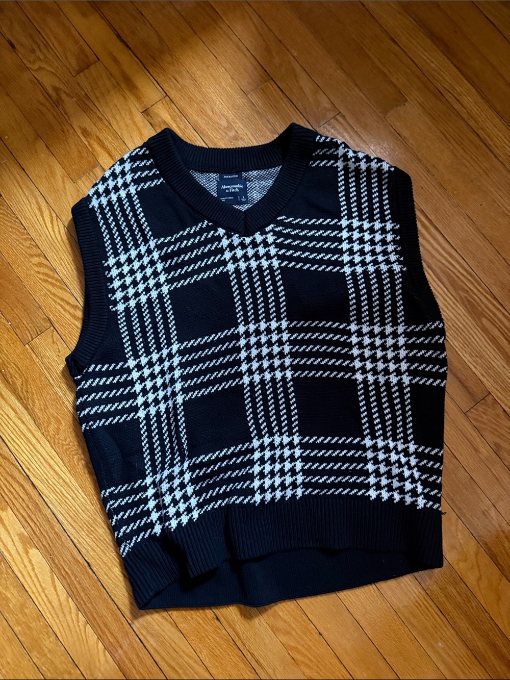 Abercrombie & Fitch Black and White Houndstooth V-Neck Sweater